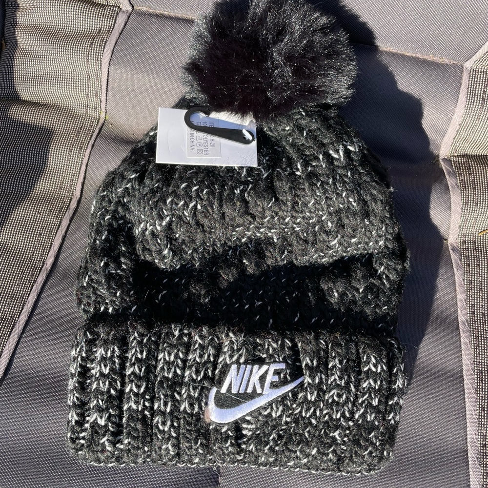 NWT black Nike beanie hat w Pom Pom
